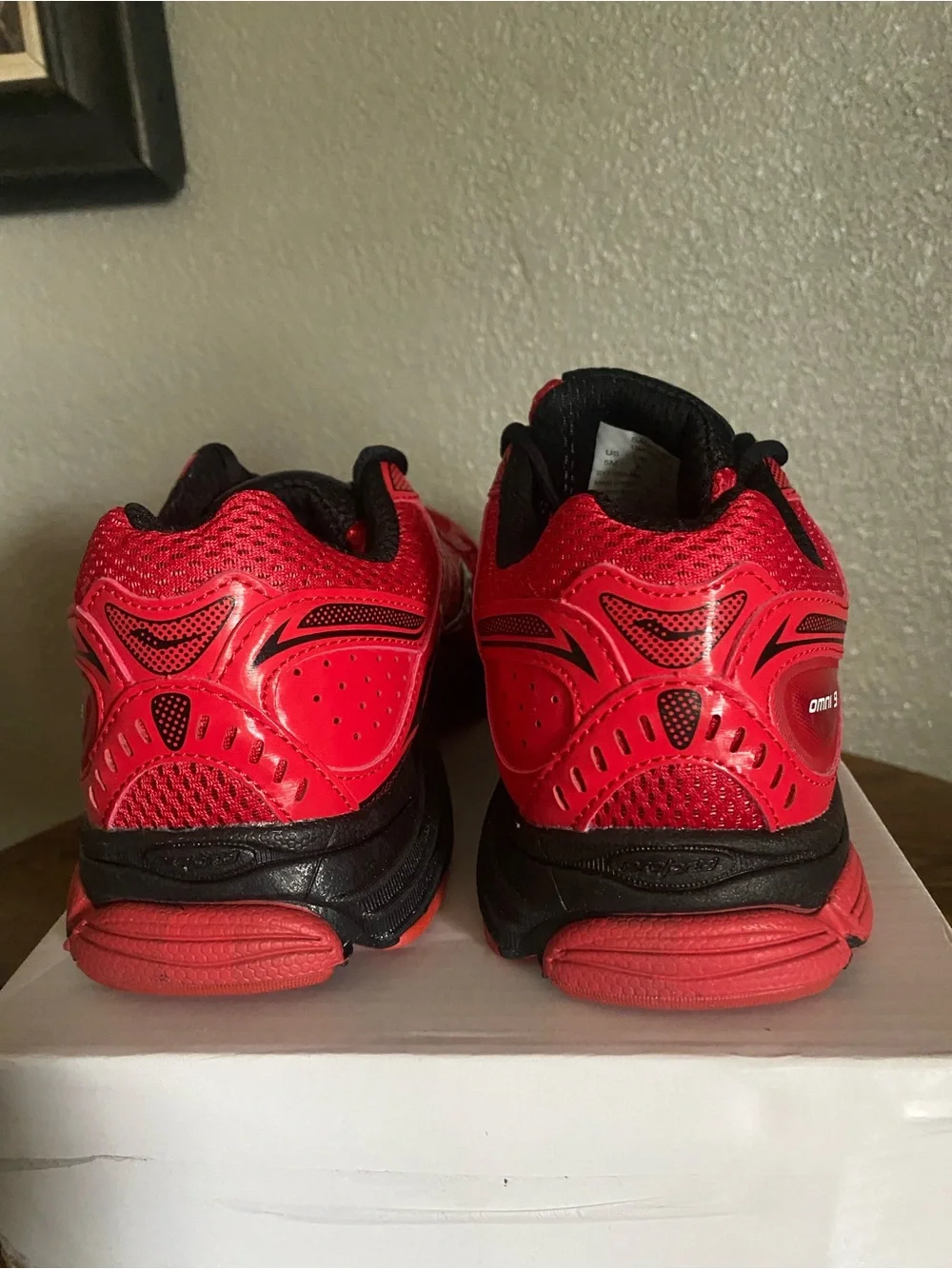 Saucony Omni 9 Running Shoes in Bright Red and Black